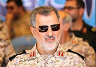 عَلَم دفاع از حرم در دستان امیر موسوی، سردار پاکپور و سردار شادمانی