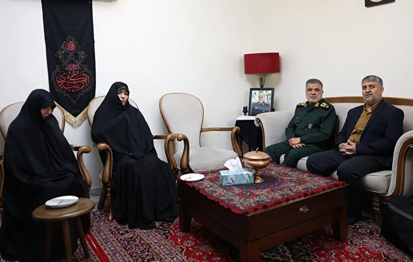 دیدار معاون هماهنگ‌کننده نیروی زمینی سپاه با خانواده شهید ابراهیم‌زاد