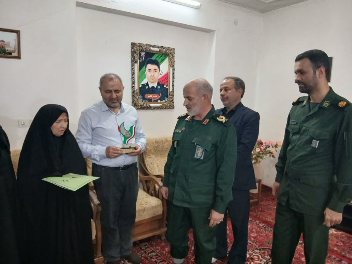 دیدار فرمانده گروه ۴۳ مهندسی رزمی و پدافند غیرعامل نیروی زمینی سپاه با خانواده شهدای شهرستان ملایر