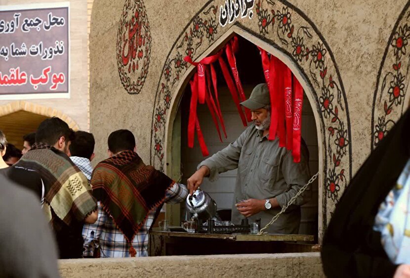 تسهیل تردد زائران اربعین در مرز شلمچه با همکاری تیپ ۳۳ المهدی (عج) نیروی زمینی سپاه و شهرداری شیراز